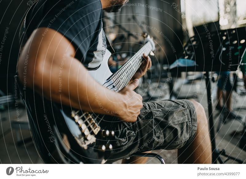 Mann spielt Bassgitarre Bassist Schauplatz Konzert Musik Saite musizieren Flutlicht Rockmusik Musiker Schnur Klang Kontrabass Gitarre Nahaufnahme Mensch