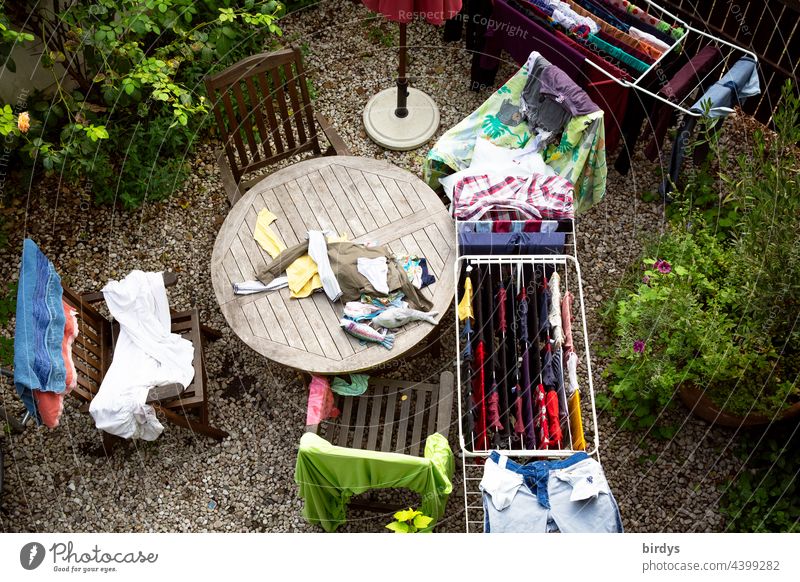 große Wäsche aus der Vogelperspektive, Waschtag. waschen trocknen Familie Kinder Wäscheständer Hausarbeit Frische Wäsche Kleidung Bekleidung Alltagsfotografie