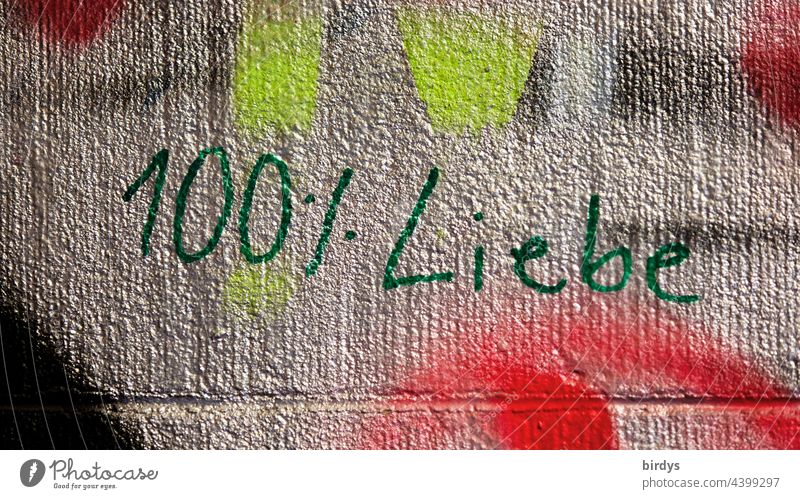 100 % Liebe, Schriftzug auf einer Graffitiwand 100 Prozent Hingabe Partnerschaft Verliebtheit verlieben voll und ganz Glück Vertrauen Schmetterlinge im Bauch