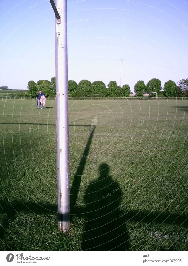 Der Geist des Fußballs Spielfeld Wiese Baum Sonnenuntergang Fußballplatz grün Schatten Tor Rasen Landschaft Pfosten Geister u. Gespenster Sportrasen