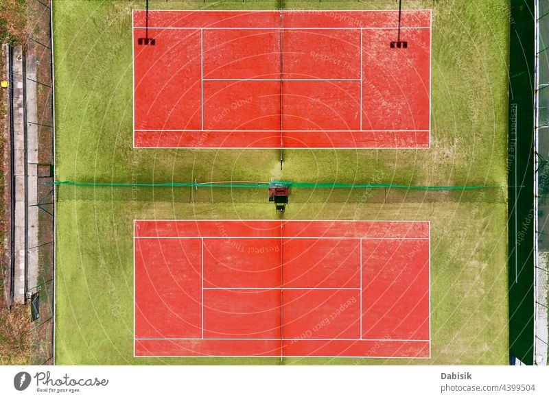 Luftaufnahme von zwei Tennisplätzen Gericht Sport Spiel spielen Stadion Feld Gras Boden Textur Hintergrund Rasen grün Top Ansicht Linie Muster Spielplatz Tor