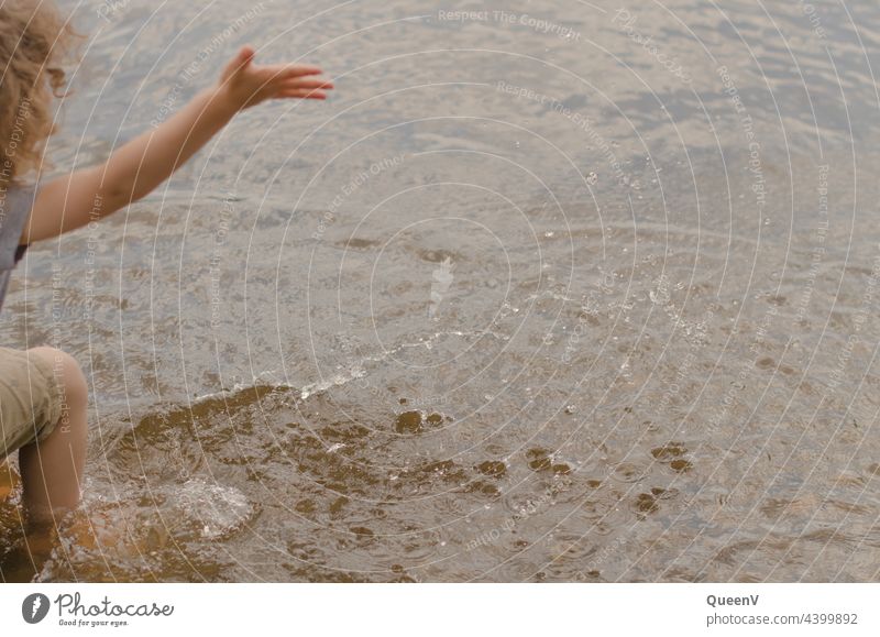 Kind spielt mit Wasser spielen Freude Kindheit Sommer Glück Junge Spielen Fröhlichkeit niedlich Freizeit & Hobby Kinder Mensch Lächeln jung Menschen spielerisch