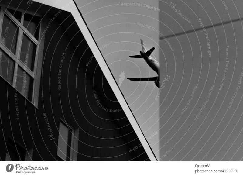 Flugzeug zwischen den Häusern hinten Luftverkehr Flugzeuglandung Passagierflugzeug Flughafen Tourismus Freiheit Flugzeugstart Ferien & Urlaub & Reisen Ferne