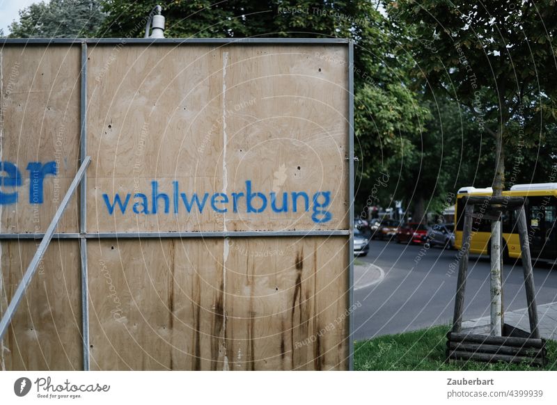 Wahlwerbung Rückseite eines Wahlplakats vor Straßenkreuzung Bundestagswahl Plakat Plakatständer Politik Wahlen wählen demokratisch inhaltsleer blau Schrift