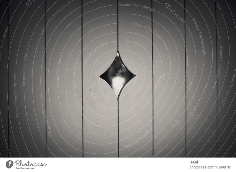 Guckloch - was mag bloß dahinter sein? Auf der anderen Seite ist es bestimmt besser - oder doch nicht? Loch Raute Fenster Fensterscheibe ungewiss Ungewissheit