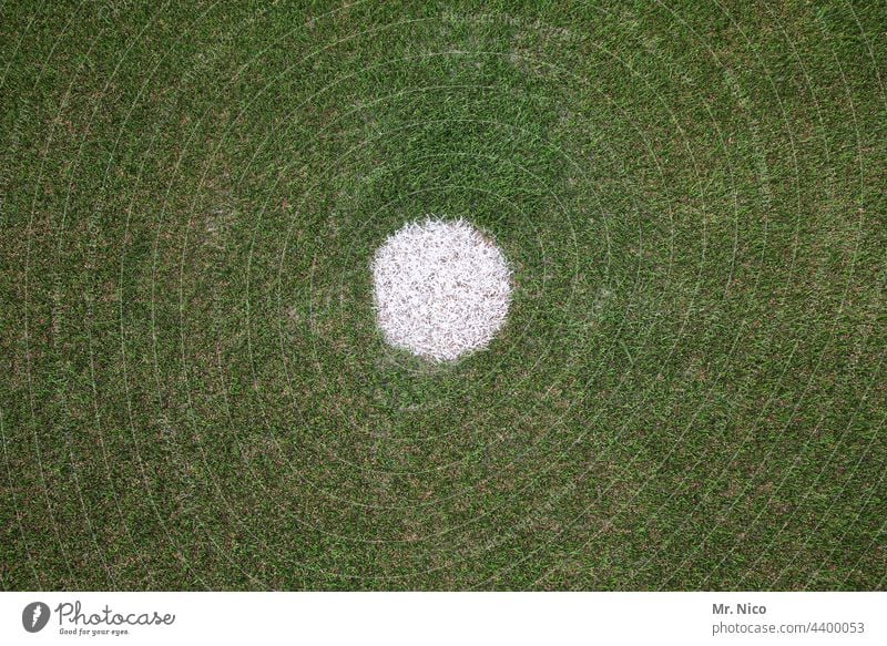 Elfmeterpunkt elfmeterpunkt Elfmeterschießen Punkt weiß grün Rasen Gras Kunstrasen Kunstrasenplatz Sportplatz Fußballplatz Freizeit & Hobby Ballsport Sportrasen