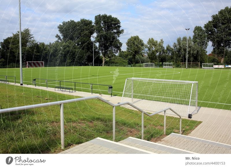 Sportplatz Freizeit & Hobby Spielfeld Fußballplatz Rasen Sportveranstaltung Sportstätten Sportrasen grün Treppe Treppengeländer Fußballtor Landesliga Kreisliga