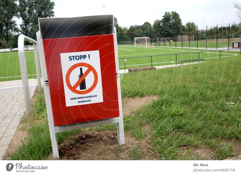 Schilder I Stopp - Flaschen bleiben zuhause Verbotsschild Stoppschild Schilder & Markierungen Verbote Hinweisschild Sportplatz Schriftzeichen Warnhinweis