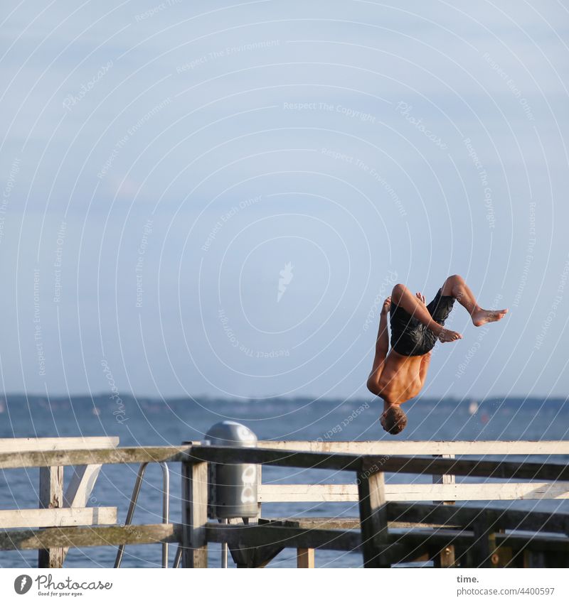 Perspektivwechsel sprung springen salto baden badehose ostsee steg sport kunst horizont himmel sportler künstler akrobatik rückwärts kunstspringer Geländer