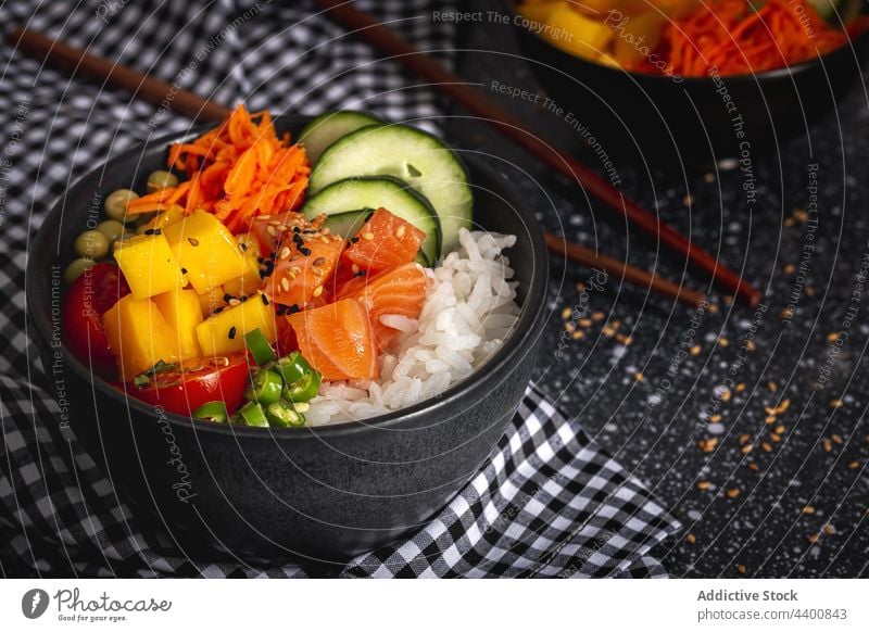 Schale mit leckerem Stocherkraut auf dem Tisch stoßen Schalen & Schüsseln Fisch geschmackvoll Speise Tradition Essstäbchen dienen Asiatische Küche Gemüse Lachs