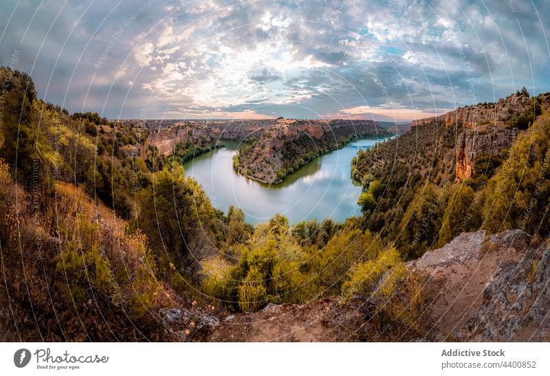 Naturpark mit Bergen und Fluss unter bewölktem Himmel Berge u. Gebirge Park natürlich wolkig Baum Umwelt Herbst Sonnenuntergang Hochland Landschaft malerisch