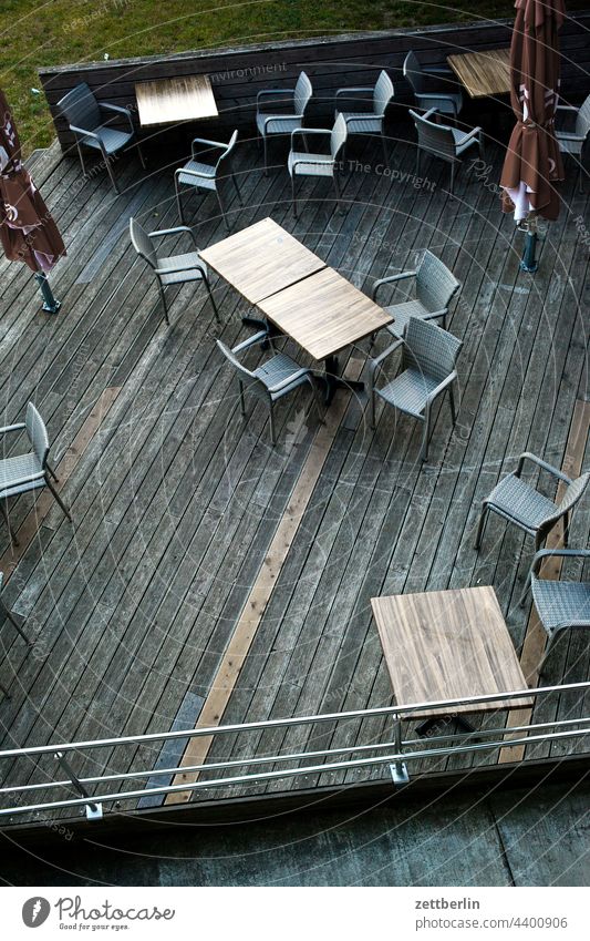 Biergarten ohne Gastronomie biergarten restorant stuhl terrasse tisch vogelperspektive warten warteraum gastronomie leer menschenleer geschlossen ruhetag möbel