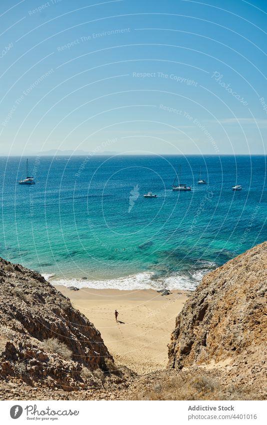 Strand mit Segelbooten im Hintergrund MEER Ufer Sommer Blauer Himmel Wasser Jacht Natur Felsen tagsüber Fuerteventura Spanien Kanarische Inseln marin Sauberkeit