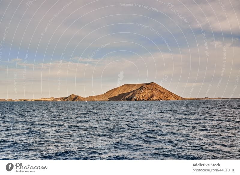 Plätscherndes Meerwasser in der Nähe des Berges MEER Berge u. Gebirge Ufer Sonnenaufgang Himmel wolkig Rippeln Wasser Natur Morgen Fuerteventura Spanien