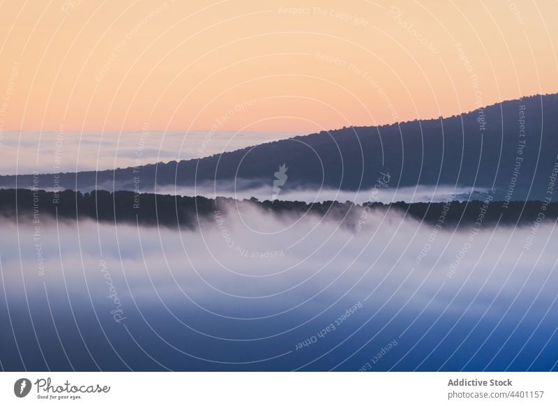 Nebel zwischen Bergrücken und Felsen in der Morgendämmerung Berge u. Gebirge Ambitus Felsbrocken Baum Himmel pedriza Natur diffus Air Umwelt Ökologie Landschaft