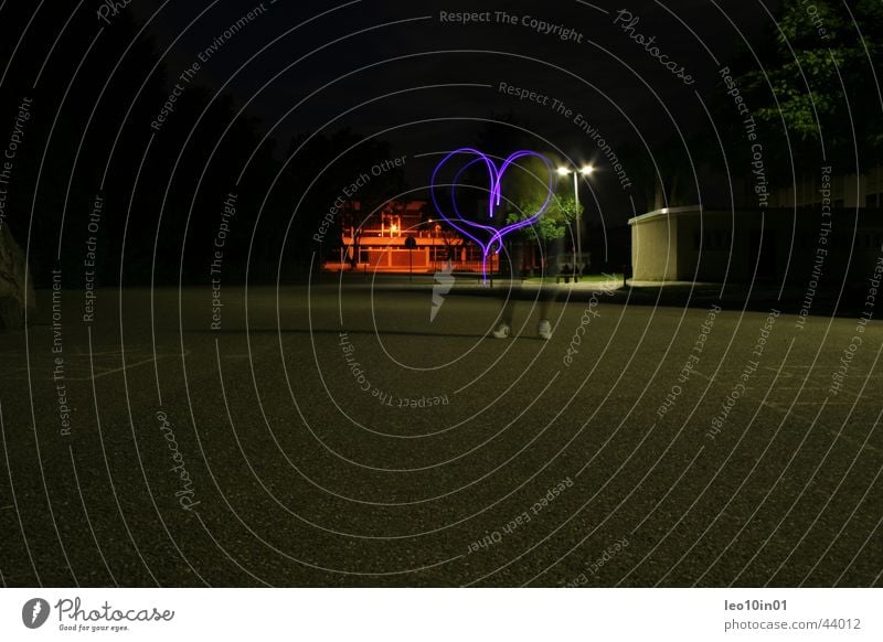 Lichtspiel Impressionen Belichtung Nacht abstrakt Kunst Lampe Langzeitbelichtung schön Herz Liebe Abend Kreativität blaues licht Basketball