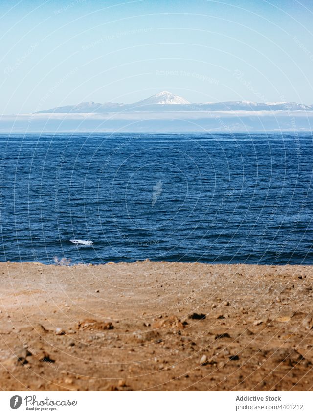 Strand und Meer gegen Bergkette MEER Berge u. Gebirge Landschaft Meereslandschaft Ambitus Hochland Kamm Meeresufer Wasser malerisch Natur Windstille wolkenlos