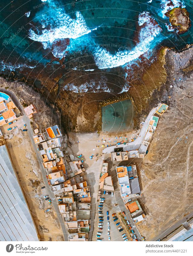 Arial Ansicht der Küstenstadt am Meer Großstadt MEER Landschaft Gebäude Dachterrasse Wohnsiedlung Strand Meeresufer Seeküste malerisch Stadt Revier Haus Ufer