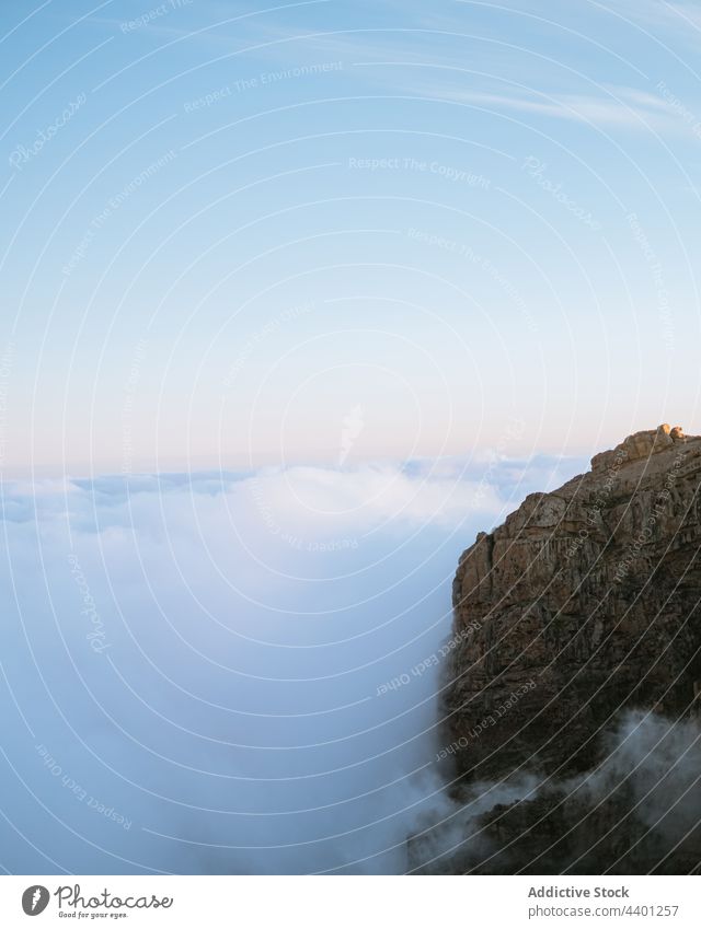 Felsige Berge umgeben von Wolken Berge u. Gebirge Cloud Sonnenuntergang dick Hochland Landschaft spektakulär Gelände felsig Formation Felsen malerisch