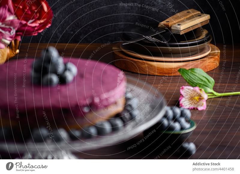 Süßer Heidelbeerkuchen auf dem Tisch Blaubeeren Kuchen Sahne Mousse Dessert stehen dienen dunkel süß Beeren Dekor lecker Lebensmittel geschmackvoll Leckerbissen