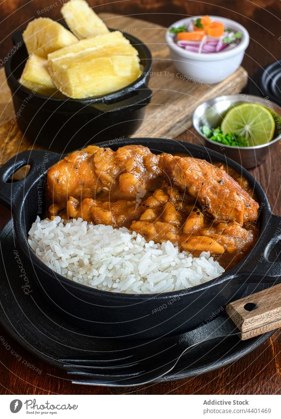 Carapulcra mit gekochtem Reis und geschmorten Fleischstücken im Topf carapulcra Maniok Salatbeilage Mittagessen Lebensmittel Gemüse schmoren geschmackvoll Kalk