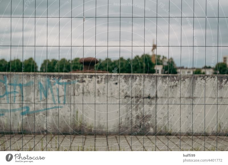 Gitterzaun vor maroder Betonmauer gitterzaun Verfall Zaun Wand trist Depression Baustelle Betonwand Vergänglichkeit Ruine dreckig verfallen alt baufällig