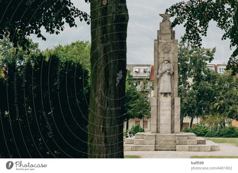 Denkmal mit Soldat im Park Mahnmal Rote Armee Krieg Kriegerdenkmal Stature Uniform