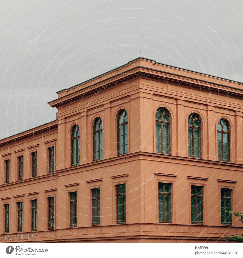 farbenfroh, strahlendes, spätklassizistisches Gebäude vor grauem Himmel Klassizismus Architetur bogenfenster Bogen historisch alt Architektur Fassade Altstadt