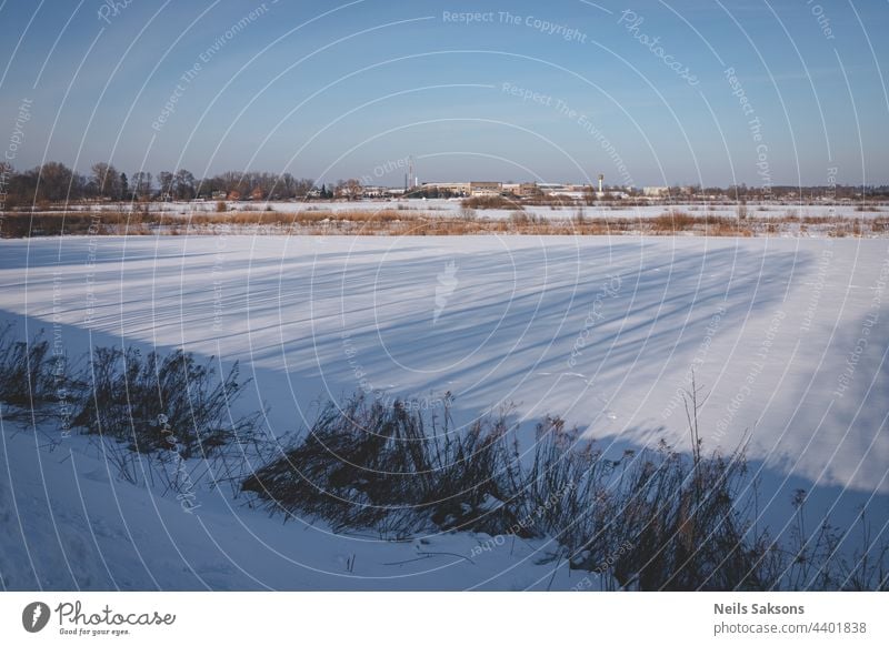 lange Schatten im Winter schneebedecktes Feld, Fabrik in der Ferne Hintergrund schön blau Gebäude Weihnachten Großstadt kalt Tag driftet Umwelt Wald Frost