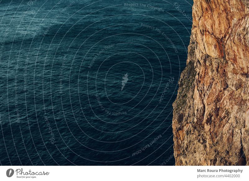 ein Blick auf einen Felsen im Meer abstrakt Antenne Kunst Hintergrund Strand schön Schönheit blau Klippe Klippen Küste Küstenlinie Farbe costabrava