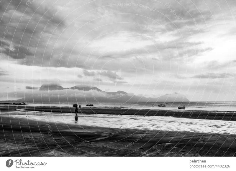 mehr meer dramatischer himmel Dramatik Kontrast Licht Tag Sarawak Wasserfahrzeug kommen Rinnsal Sand Außenaufnahme Fischerboot fantastisch Wellen Wolken Ausflug