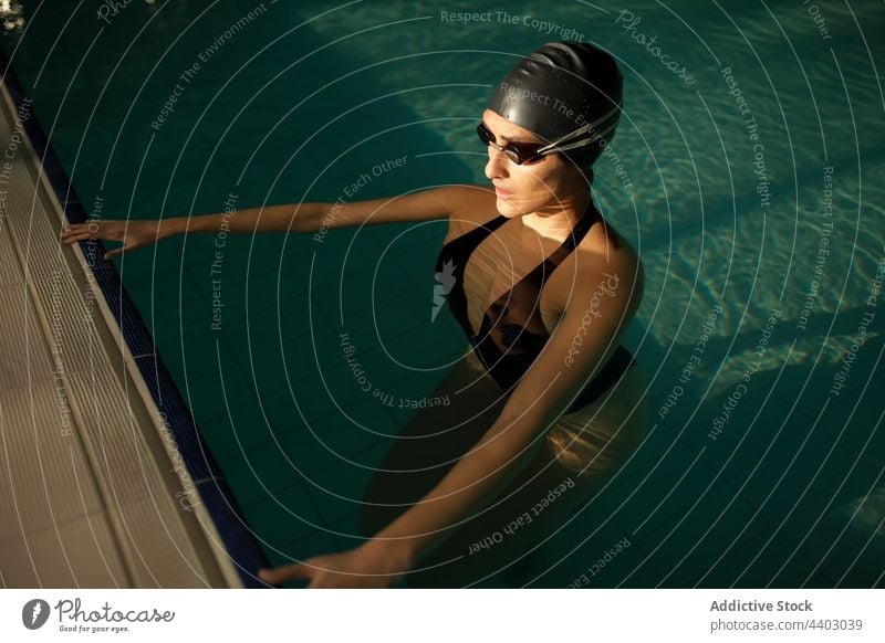 Schwimmerin im Schwimmbad Sport Bekleidung Mitte Model nach unten Stehen Sportlerin Konkurrenz Gesicht Badeanzug Opferbereitschaft schön Frau Nahaufnahme