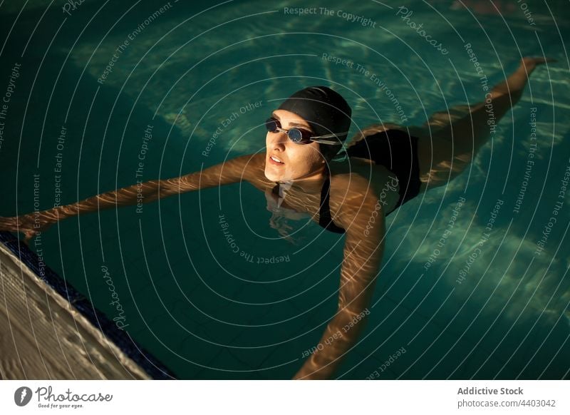 Schwimmerin im Schwimmbad Sport Bekleidung Mitte Model nach unten Stehen Sportlerin Konkurrenz Gesicht Badeanzug Opferbereitschaft schön Frau Nahaufnahme