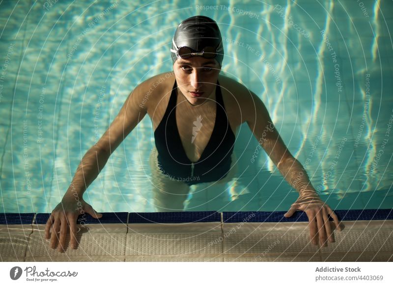 Schwimmerin im Schwimmbad Sport Bekleidung Mitte Model nach unten Stehen Sportlerin Konkurrenz Gesicht Badeanzug Opferbereitschaft schön Frau Nahaufnahme