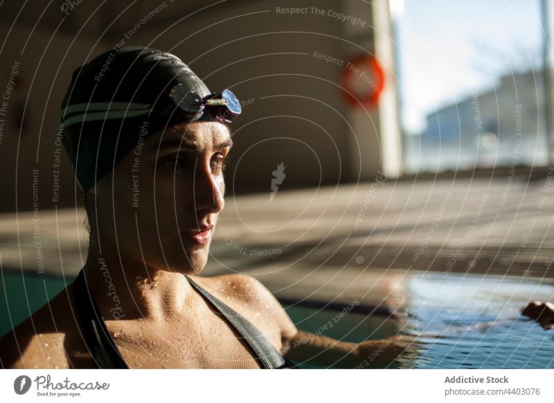 Schwimmerin im Schwimmbad Sport Bekleidung Mitte Model nach unten Stehen Sportlerin Konkurrenz Gesicht Badeanzug Opferbereitschaft schön Frau Nahaufnahme