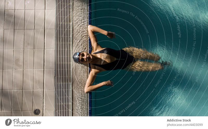 Schwimmerin im Schwimmbad Sport Bekleidung Mitte Model nach unten Stehen Sportlerin Konkurrenz Gesicht Badeanzug Opferbereitschaft schön Frau Nahaufnahme