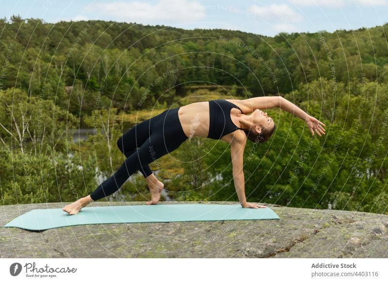 Fit Frau tun Camatkarasana Pose in der üppigen Natur Yoga Anmut Dehnung Gleichgewicht Sommer Wildes Ding Pose üben schlank Sitzung jung Harmonie passen