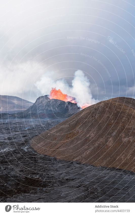 Aktiver Vulkan unter bewölktem Himmel Brandwunde aktiv ausbrechen Hochland Natur Energie Kraft Feuer Kumulus wolkig dynamisch Landschaft fagradalsfjall Island