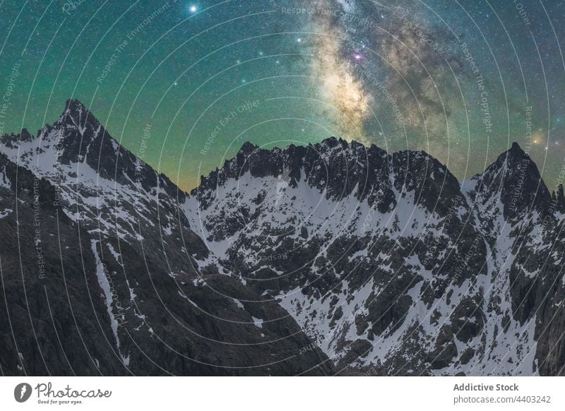 Milchstraße am Sternenhimmel über einem verschneiten Berg bei Nacht Milchstrasse Himmel Berge u. Gebirge sternenklar Galaxie Weltall Astronomie Schmuckkörbchen