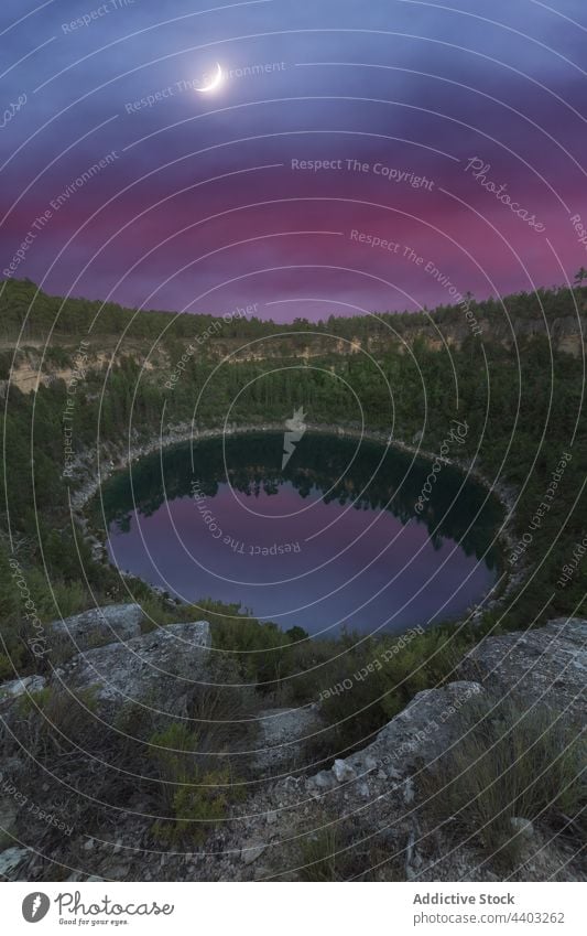 Lagune zwischen Bergen mit Bäumen unter Abendhimmel Tejo-Lagune Reittier Himmel wolkig Natur Landschaft Hochland Atmosphäre reflektieren Sonnenuntergang Mond