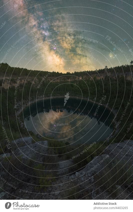 Lagune zwischen Bergen mit Bäumen unter Sternenhimmel Tejo-Lagune Reittier Himmel wolkig sternenklar Natur Landschaft Hochland Atmosphäre reflektieren