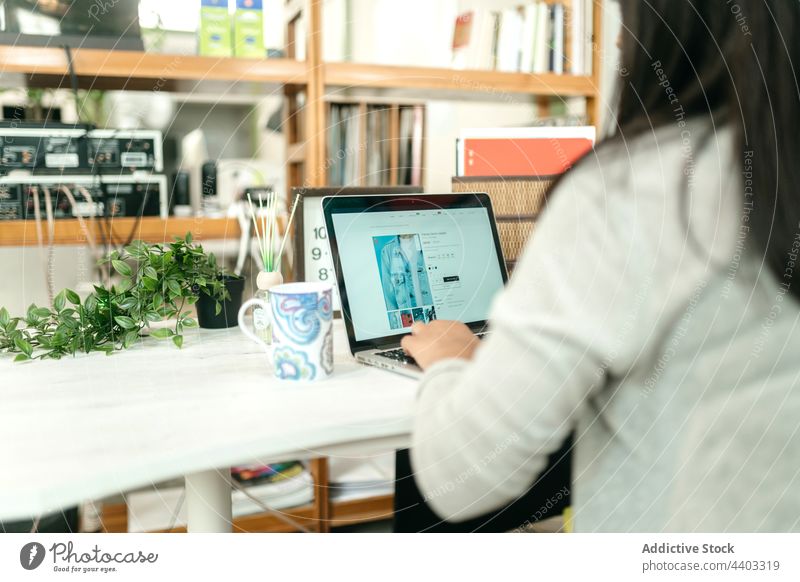 Frau beim Online-Einkauf zu Hause am Laptop Werkstatt online Browsen wählen pflücken heimwärts Käufer abgelegen Internet Kunde Orden Plastikkarte Kreditkarte