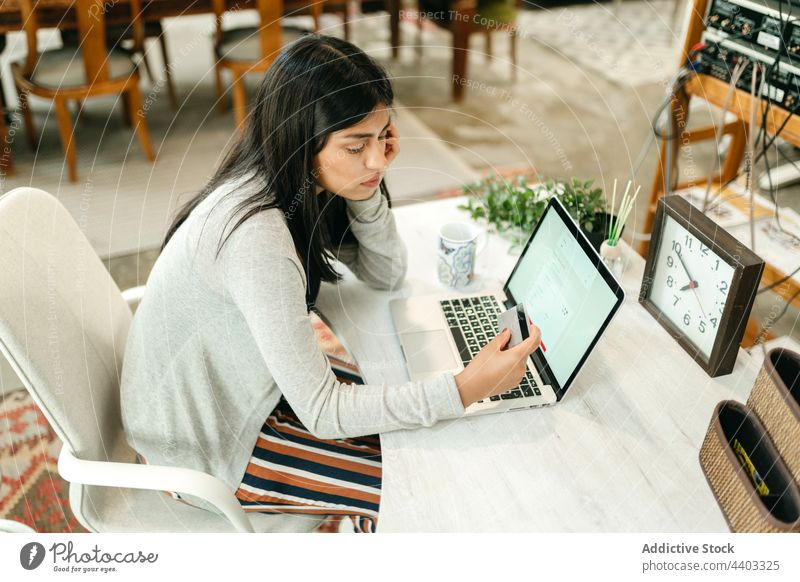 Frau beim Bezahlen mit Plastikkarte beim Online-Shopping Zahlung online Werkstatt Laptop Kauf bezahlen Orden Käufer e-Commerce Kunde verbrauchen Laden