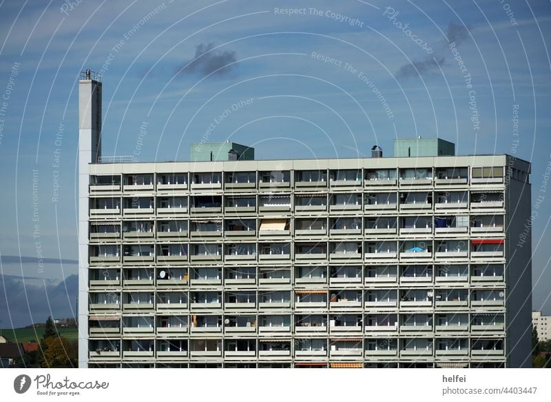 Wohnblock am Rande der Großstadt mit Balkonansicht Wohnhaus Gebäude mehrfamilienhaus Mehrfamilienhaus fassade wohnen mietshaus wohnhaus balkon etage stockwerk