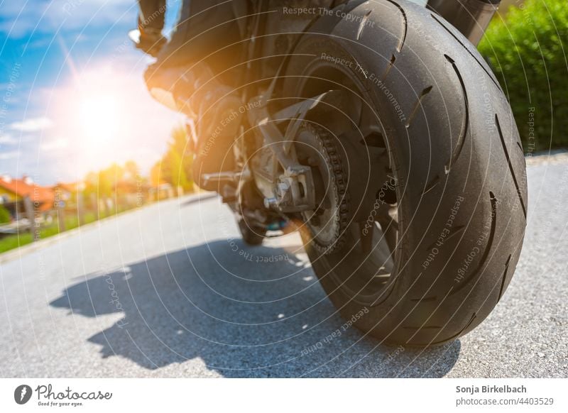 Mit dem Motorrad in den Sonnenuntergang fahren..... Motorradfahren Reifen Hinterreifen Froschperspektive Asphalt Freiheit Verkehr Mann Geschwindigkeit Straße