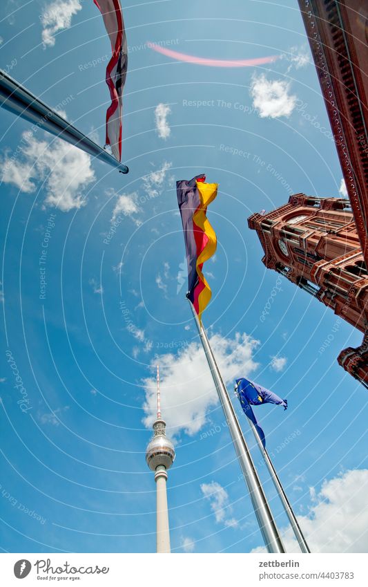 Berlin, Rotes Rathaus und Fernsehturm mit wehenden Fahnen alex Alexanderplatz architektur büro Großstadt deutschland froschperspektive Hauptstadt Haus Himmel