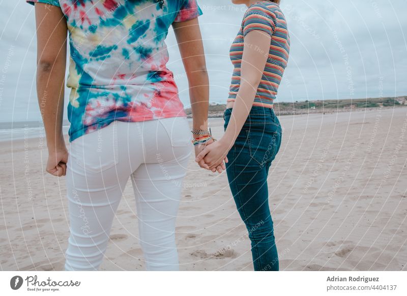 Zwei Frauen halten sich an den Händen - Bild Beteiligung lesbisch Paar schwul Lesben sexy Foto lgbtq bisexuell Shorts Beute Mädchen zwei Hand Familie Lifestyle