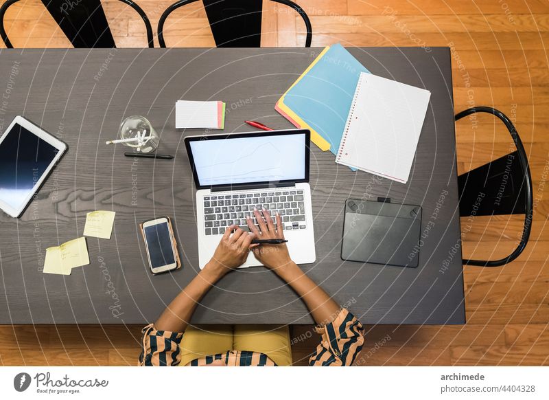 Geschäftsfrau bei der Arbeit im Büro mit Laptop arbeiten schwarz Overhead Computer Technik & Technologie Business Frau Typ Schreibtisch Papier Hinweis Tablette