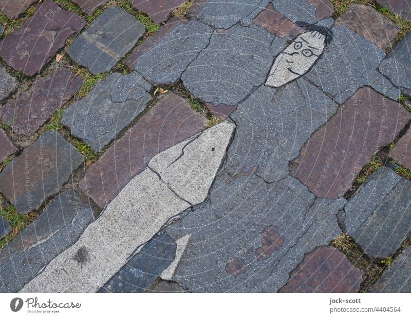 Rest der Bodenmarkierung "Fußgänger" Fußgängerübergang Kopfsteinpflaster verwittert Straße Verkehrswege Straßenkunst Comic Prenzlauer Berg Berlin