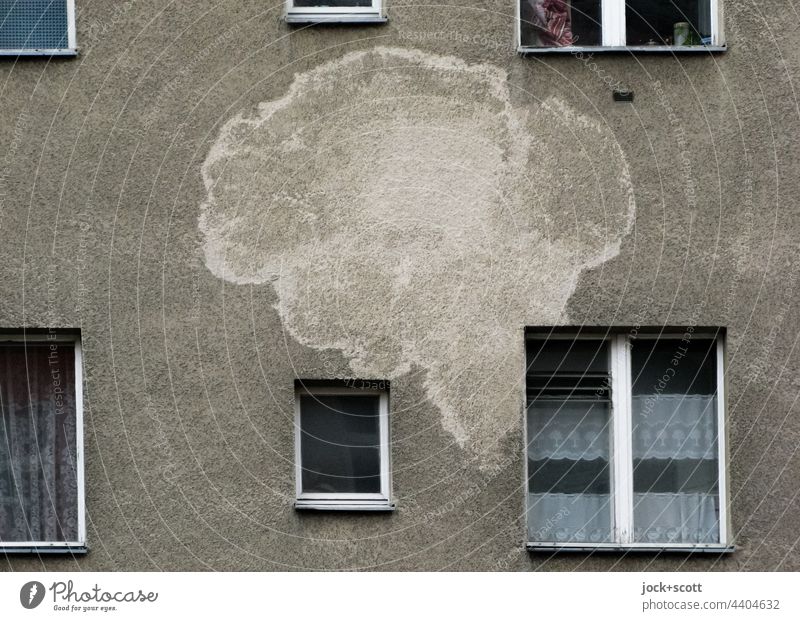 großer Fleck wie eine Sprechblase an der Hausfassade Fassade Fenster Inspiration Vergangenheit Gardine Zahn der Zeit Putzfassade Wasserschaden Silhouette